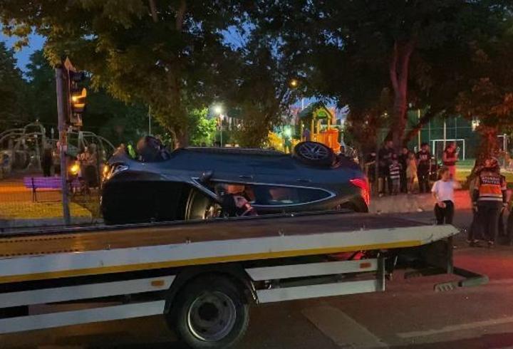 Bakırköy'de kırmızı ışıkta duran araca çarpan otomobil devrildi: 2 yaralı