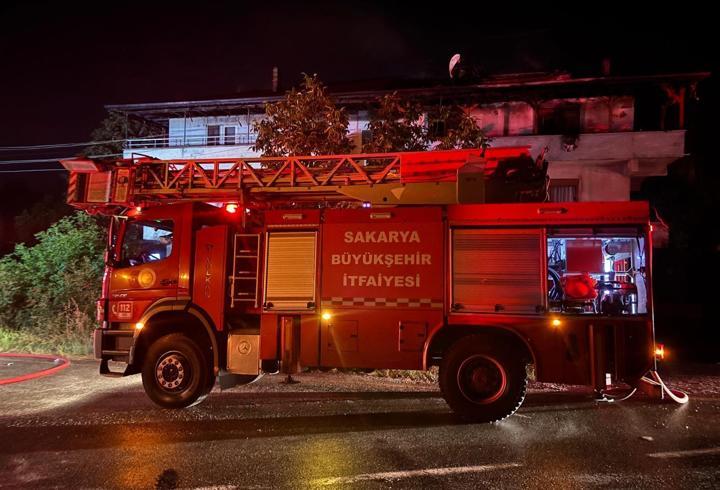 Sakarya’da iki katlı evde yangın