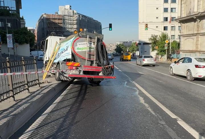 Beyoğlu'nda belediye aracı refüje çarptı