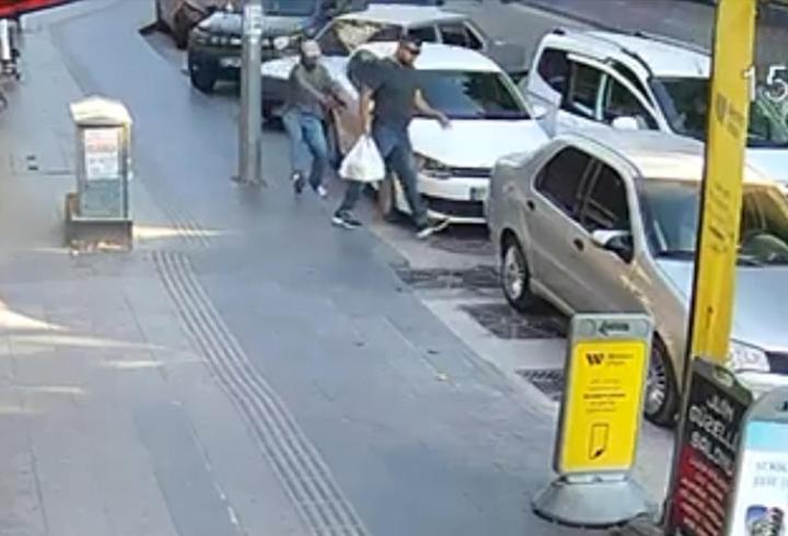 Pastaneden çıkarken silahlı saldırıya uğradı; olay kamerada