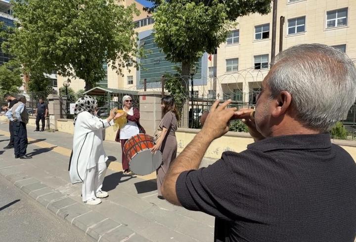 24 yıllık evliliğinin bitişini davul zurnayla kutladı