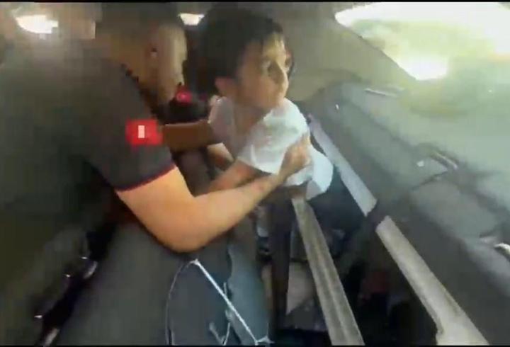 Sokak sokak aradıkları çocukları aracın bagajında kilitli kalmış