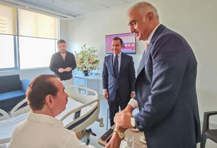 Bakan Ersoy'dan İbrahim Tatlıses'e geçmiş olsun ziyareti