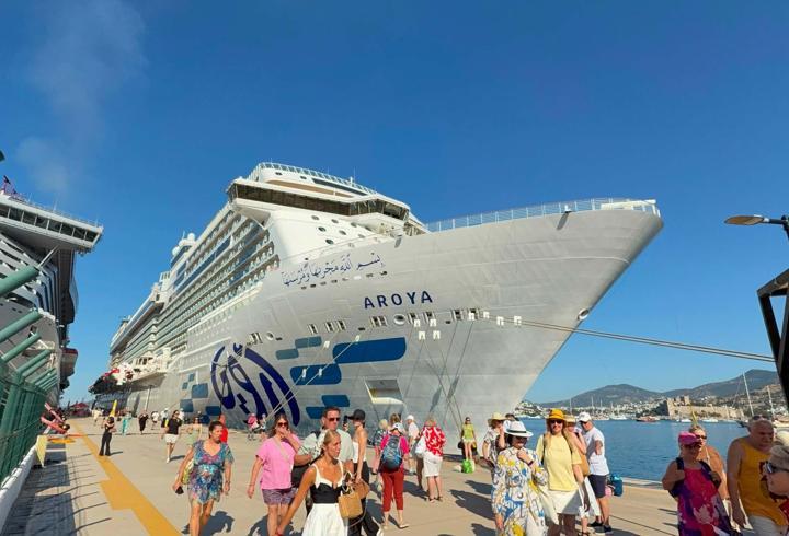 Bodrum'a 2 kruvaziyerle denizden 4 bin 625 turist geldi