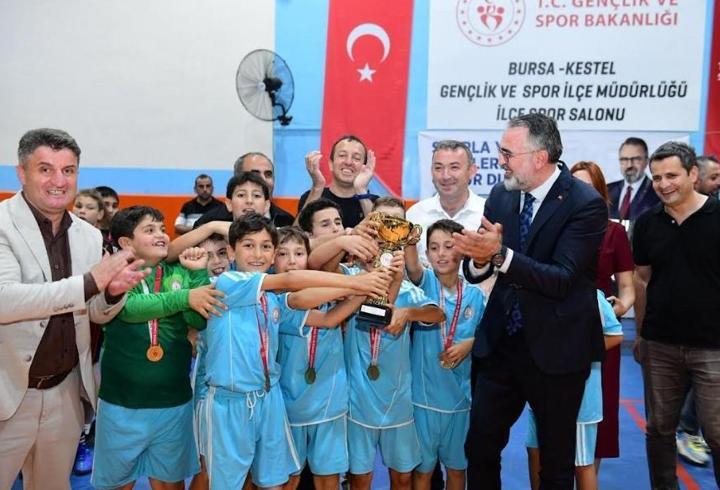 Kestel Belediyesi’nden genç sporculara forma desteği