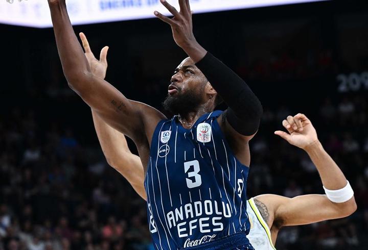 Anadolu Efes, Jordan Loyd'un sözleşmesini uzattı