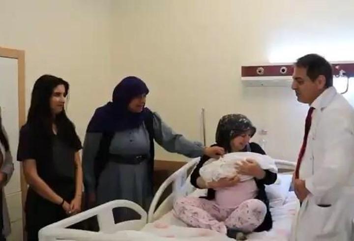 13 yıl sonra çocuk sahibi olan aile, bebeklerine doktorun adını verdi