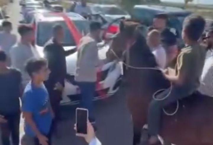 Atla düğün konvoyunun önünü kesip bahşiş aldılar