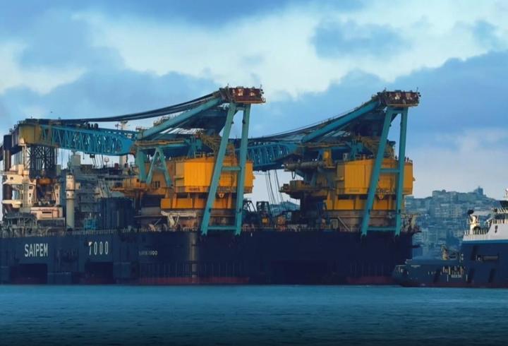 Dev vinç gemisi İstanbul Boğazı'nda