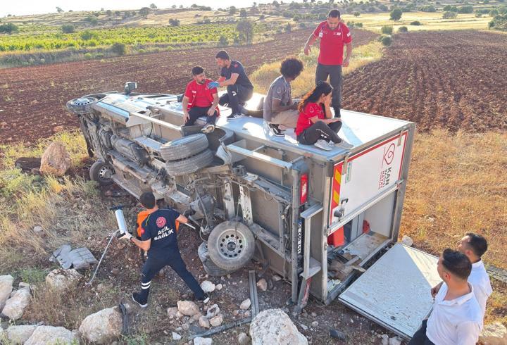 Mardin’de Kızılay'a ait araç şarampole devrildi: 4 yaralı