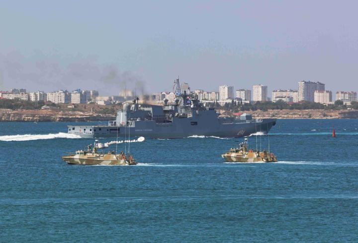 Manş Denizi’nde 'tehlikeli' yakınlaşma: Rus savaş gemisi İngiliz yatına uyarı ateşi açtı