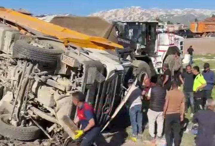 Hakkari'de yolcu minibüsü ile kamyon çarpıştı: 2 ölü