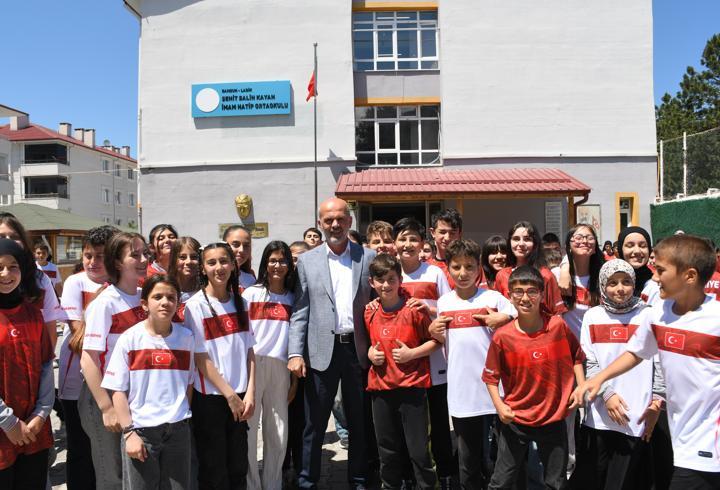 Ladik Belediye Başkanı Topal'dan mezun öğrencilere A Milli Futbol Takımı forması