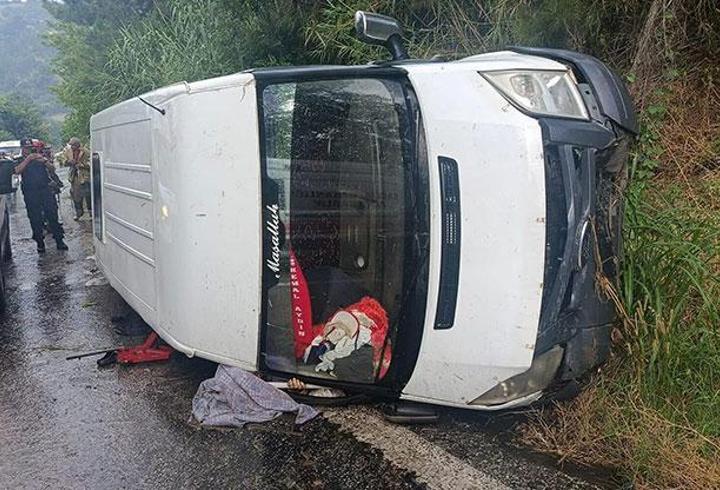 İzmir'de işçi servisi devrildi; 1 ölü 10 yaralı