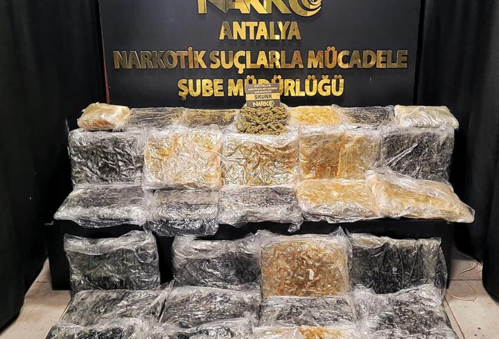 Döşemealtı’nda 34 kilo skunk ele geçirildi, 2 şüpheli tutuklandı