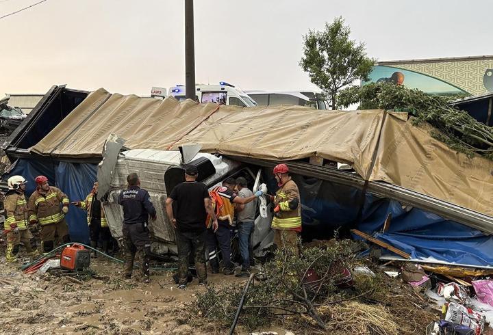 Manisa’da üç aracın karıştığı zincirleme kaza: 2 ölü, 4 yaralı