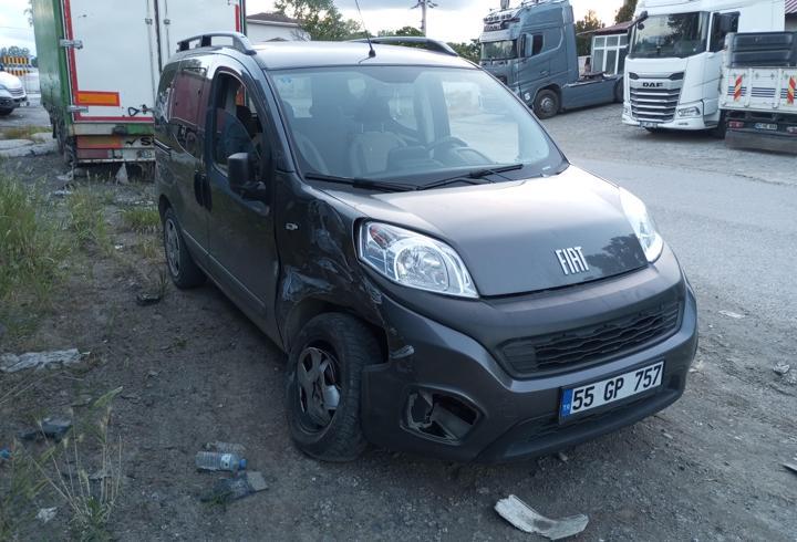 Samsun'da hafif ticari araç minibüsle çarpıştı, 2 kişi yaralandı
