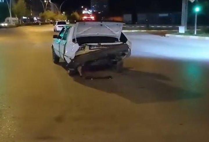Otomobil, kırmızı ışıkta başka araca çarptı; 2 yaralı