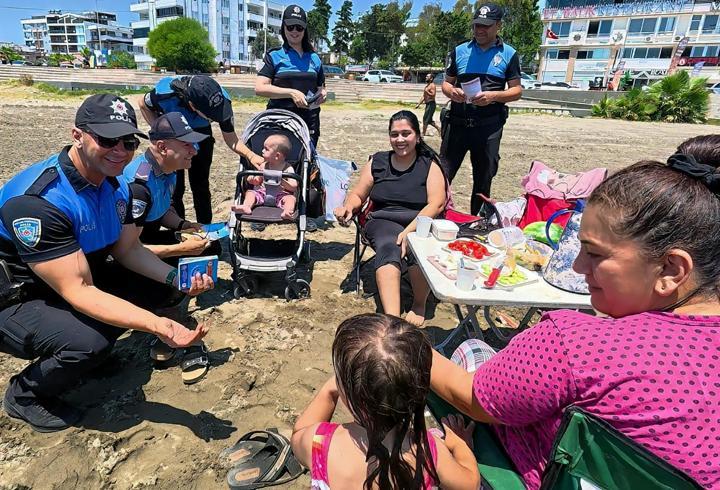 Polisten tatilcilere boğulma ve hırsızlık uyarısı