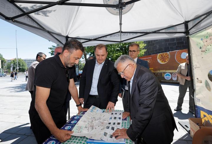 Başkan Büyükkılıç’tan Kültür Yolu Gezileri başvuru standına ziyaret