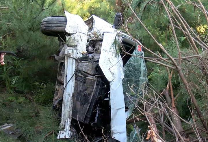 İstanbul'da hafif ticari araç ağaçlık alana uçtu: 2 kişi yaralandı