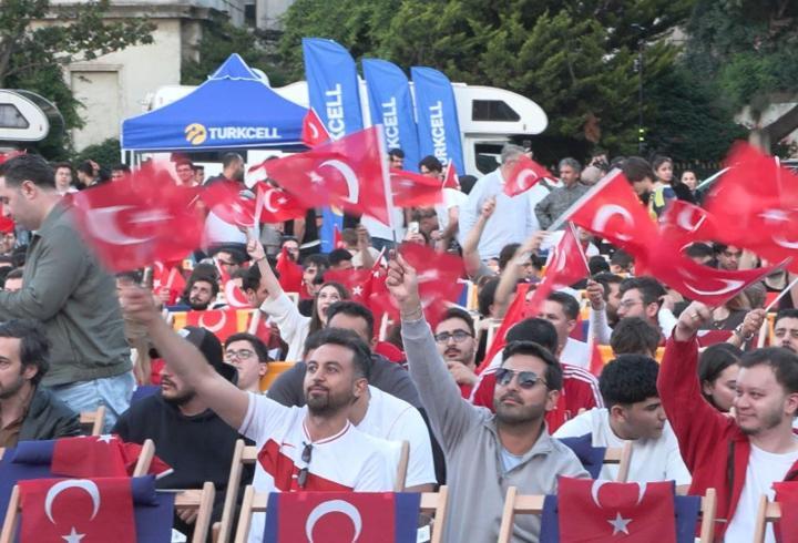 Dolmabahçe’de milli maç heyecanı dev ekranda yaşandı