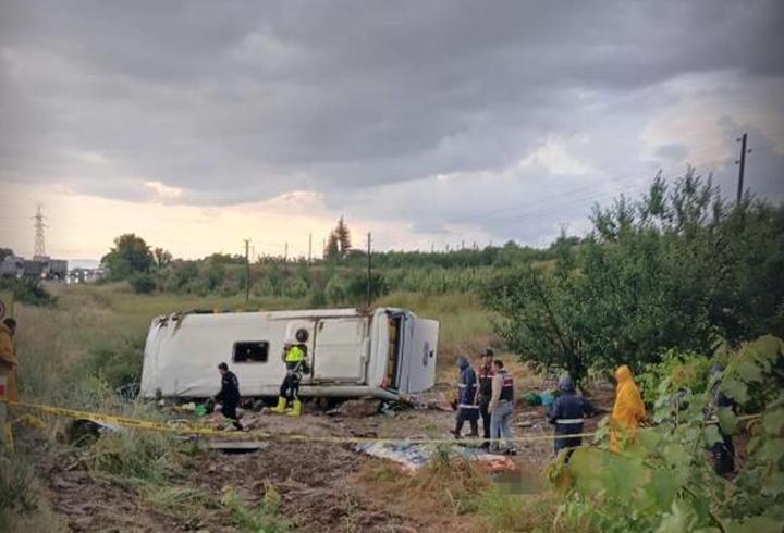 SON DAKİKA ISPARTA'DA FECİ KAZA! Tur minibüsü kaza yaptı: 4 ölü çok sayıda yaralı var!
