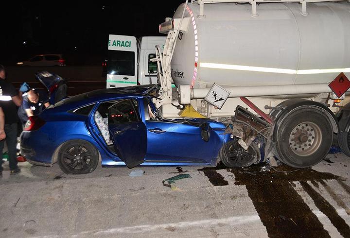 Otomobil tankerin altına girdi: Baba öldü, 2 çocuğu yaralı