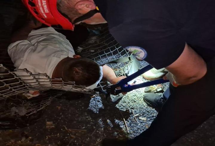 Alkollü çıktığı tel örgü devrilince bileği sıkıştı