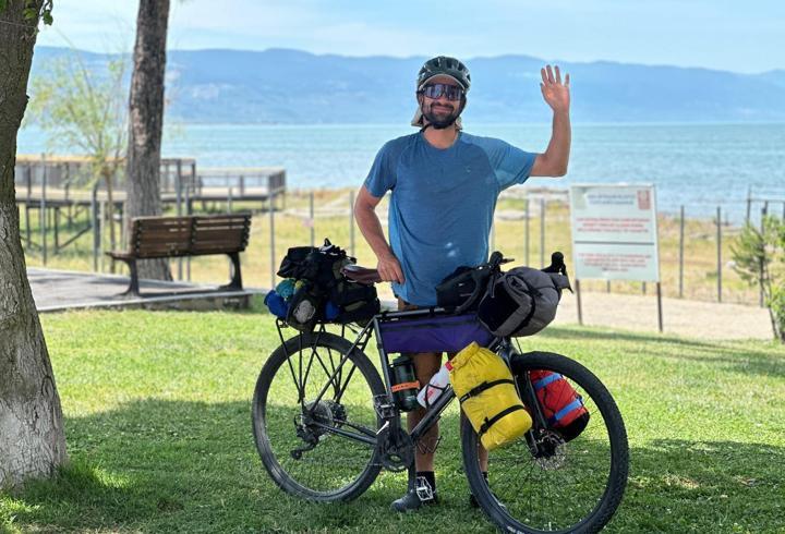 Dağda bacakları kırılan Yeni Zelandalı kayak devriyesi, tedavi sonrası bisikletle Özbekistan'a kadar pedal basıyor