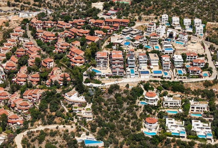 Antalya'daki lüks villalarda tatilin bedeli 50 bin ile 500 bin lira arasında