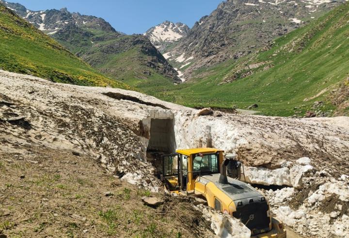 Yüksekova'da karla kaplı yollar açılıyor