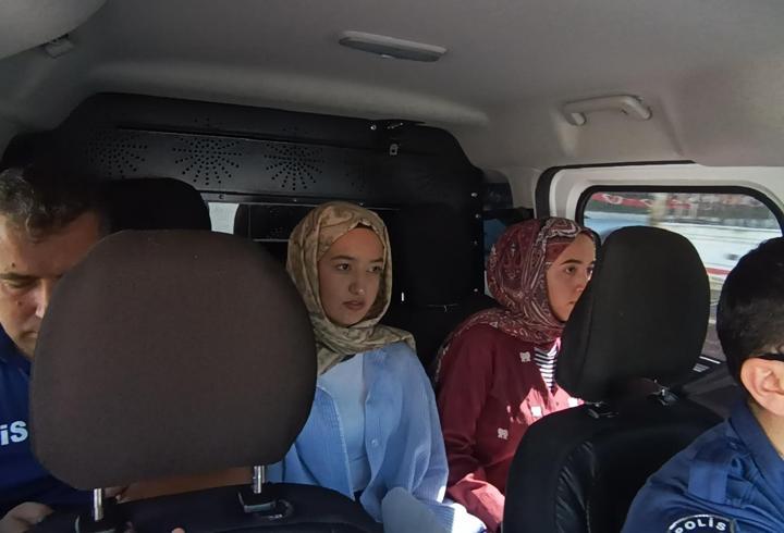 Yanlış okula gelen kardeşleri sınava polis yetiştirdi