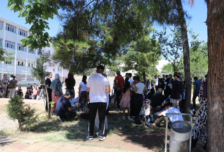 Diyarbakır’da AYT heyecanı; aileler okul önlerinde bekledi