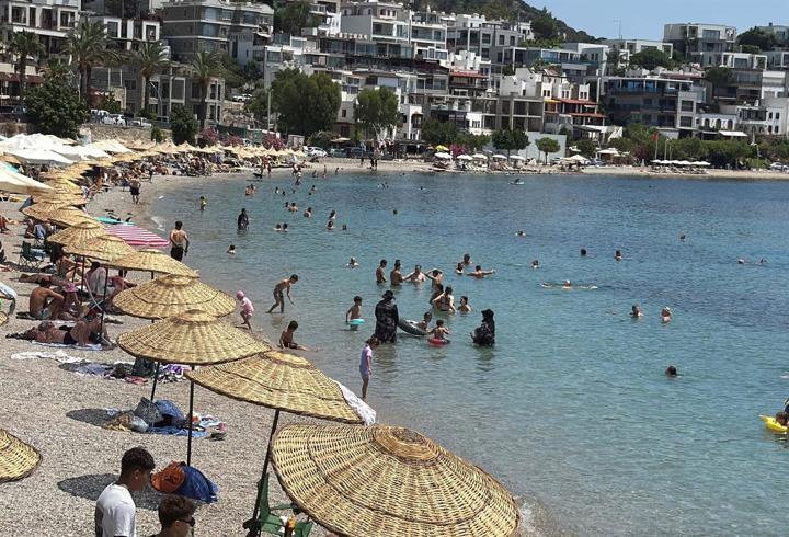 Bodrum'da sahiller doldu, tatilciler denize girdi