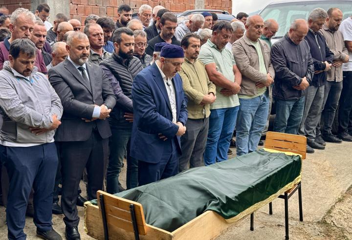 Oğlunu kurtarmak için girdiği denizde boğulma tehlikesi geçiren ve daha sonra hayatını kaybeden baba, toprağa verildi
