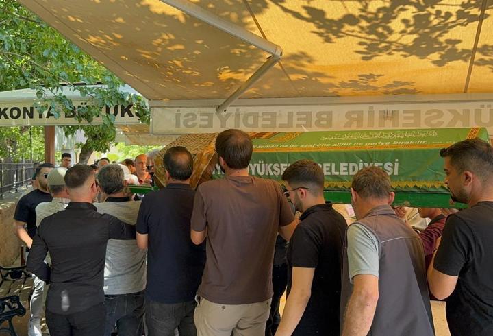 Tur midibüsünün devrildiği kazada ölenler, Konya'da toprağa verildi