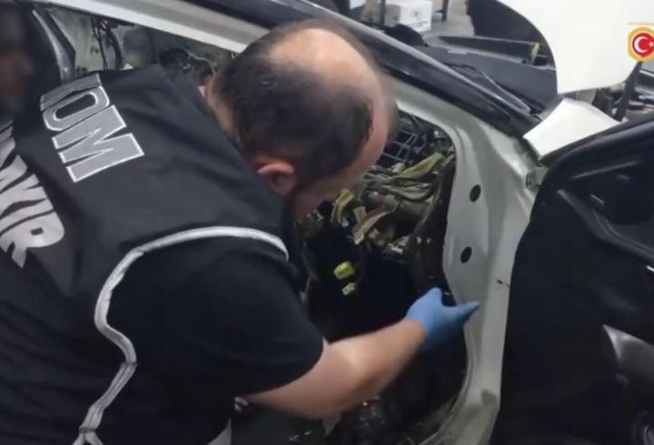 Otomobilin gizli bölmelerinde 19 silah ele geçirildi