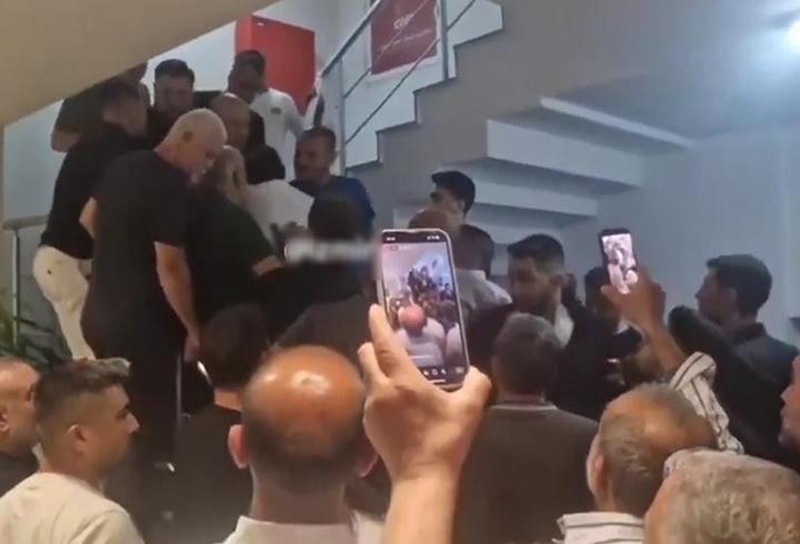 CHP İzmir İl Başkanlığı’nda iki grup arasında arbede