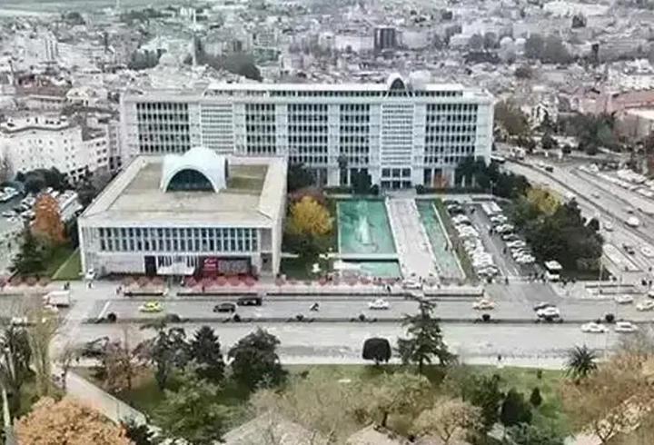Beyoğlu’nda yol kenarında park halindeki aracında bekleyen bir sürücü ile motosikletli iki kişi arasında yol verme meselesi yüzünden tartışma çıktı. Kısa sürede büyüyen küfürlü kavgada motosikletlilerden biri sürücüye, "Boksörüm, çeneni kırarım, polis çağırsana, seni çok kötü yaparım" diyerek tehditler savurdu. Çevredekilerin müdahalesiyle yatıştırılan o anlar, araç kamerası tarafından saniye saniye kaydedildi.3