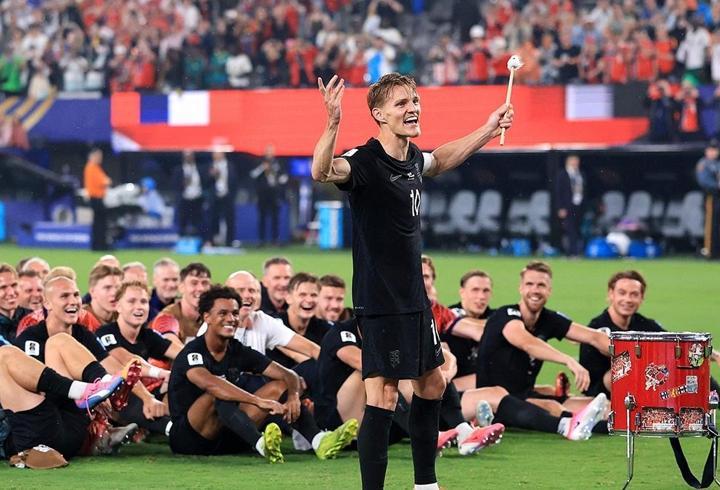 Odegaard davula vurdu, Norveçliler galibiyeti kürek çekerek kutladı