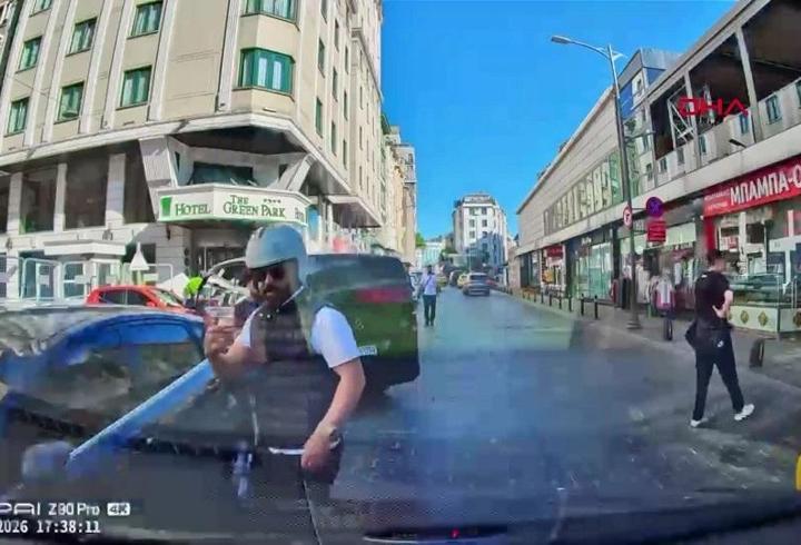 Beyoğlu'nda yol verme kavgası: "Boksörüm, çeneni kırarım" diyerek tehdit etti