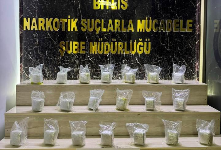 Aracın yakıt deposunda 15 kilo esrar ele geçirildi; 3 tutuklama