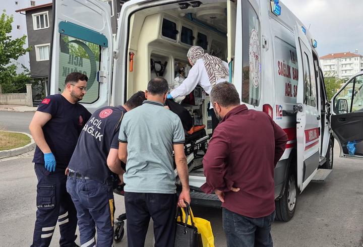 Minibüs ile hafif ticari araç çarpıştı; 2 yaralı
