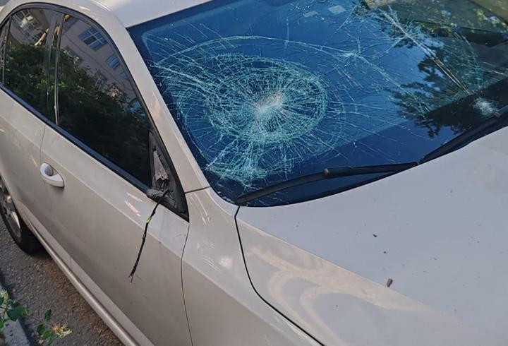 Komşusunun otomobiline tuğlayla zarar verdi, olay araç kamerasına yansıdı