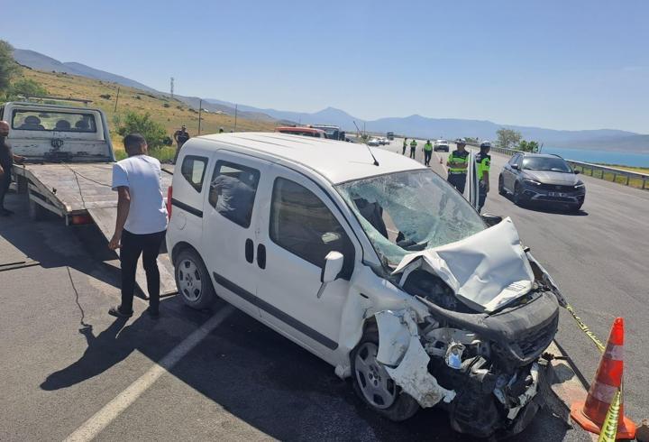 Van'da hafif ticari araç, park halindeki askeri araca çarptı: 1 şehit 5 yaralı