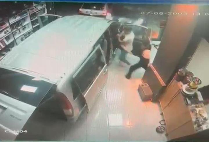 Otomobil, oto aksesuar dükkanına daldı; kaza kamerada