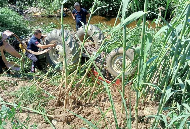 Devrilen traktörünün altında kalıp, öldü
