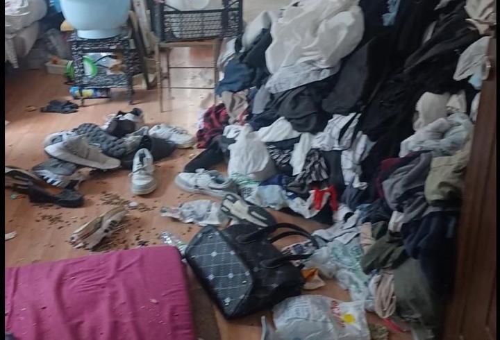 Kötü koku sonrası girilen evden 1 ton atık çıkarıldı