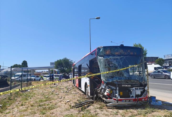 Ankara'da belediye otobüsü ve hafif ticari araç çarpıştı: 1 ölü, 9 yaralı